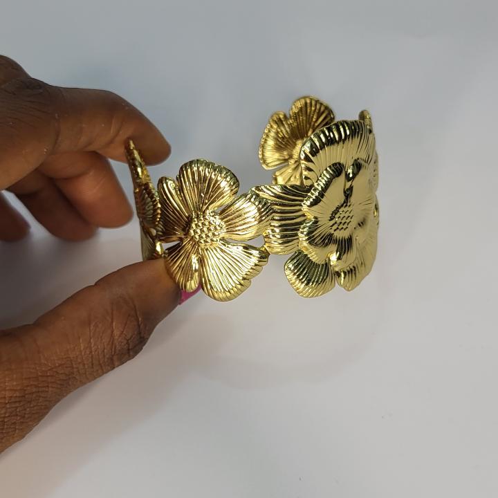Bold Daisy Curve Bangle